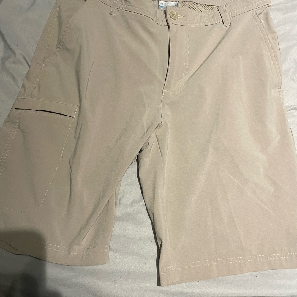 Columbia Men's Beige Cargo Shorts